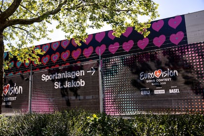 Logos del festival de Eurovisión ante el St. Jakobshalle de Basilea, sede del certamen de este año.