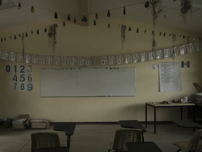 Un aula vacía dentro de una escuela de Primaria en la comunidad de Yetón, en Chiapas, México, mientras los estudiantes de todo el país reiniciaban las clases en línea y por televisión.