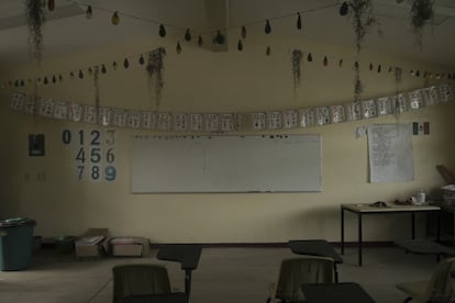 Un aula vacía dentro de una escuela de Primaria en la comunidad de Yetón, en Chiapas, México, mientras los estudiantes de todo el país reiniciaban las clases en línea y por televisión.