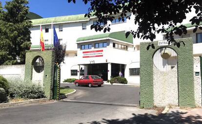 Entrada de la residencia de mayores de Alcorcón, ayer por la mañana.