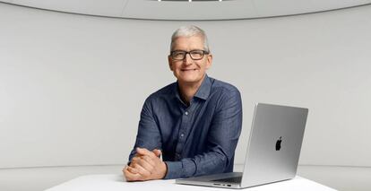 Tim Cook, CEO de Apple, con el nuevo MacBook Pro de la compañía.