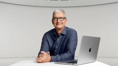 Tim Cook, CEO de Apple, con el nuevo MacBook Pro de la compañía.