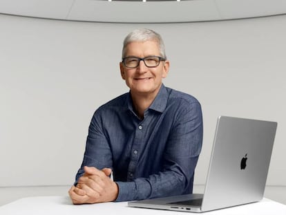 Tim Cook, CEO de Apple, con el nuevo MacBook Pro de la compañía.