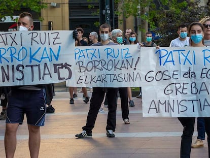 Un grupo de manifestantes porta carteles de apoyo al preso de ETA Patxi Ruiz por la huelga de hambre que inició en mayo de 2020.