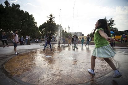 Un grupo de niños juega en la fuente central del Centro Deportivo Cuauhtémoc.