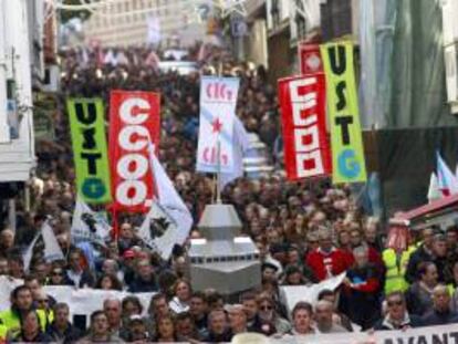 Miles de personas han participado hoy en Ferrol en una gran movilización en defensa del sector naval y para reclamar carga de trabajo para los astilleros de la ría, bajo el lema "Ferrolterra exige solución. Carga de trabajo ya".