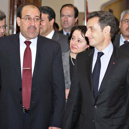 El presidente francés, Nicolás Sarkozy, junto al primer ministro iraquí, Nuri al Maliki en Bagdad