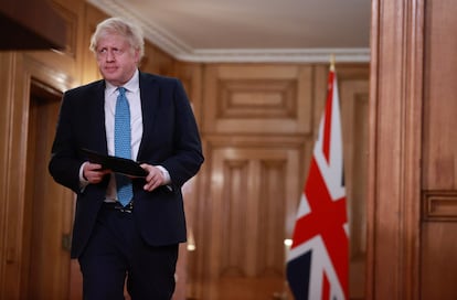 Boris Johnson comparece este martes ante los medios para informar sobre la pandemia