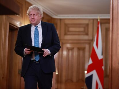 Boris Johnson comparece este martes ante los medios para informar sobre la pandemia