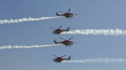 Helicópteros de la Fuerza Aérea India (IAF) realizan una exhibición.