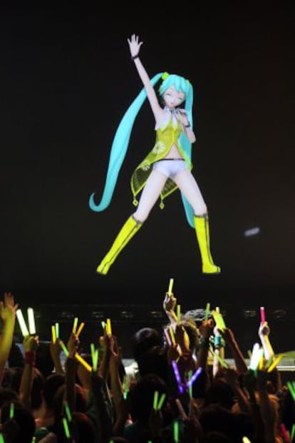 El holograma de Hatsune Miku, durante un concierto en Tokio.