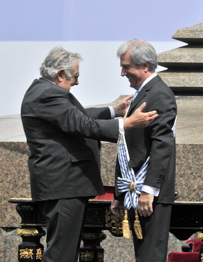 El presidente saliente, José Mujica (a la izquierda),  y el nuevo presidente Tabaré Vázquez, en el escenario durante la ceremonia de traspaso de poderes en la Plaza Independencia, en el centro de Montevideo, el 1 de marzo de 2015.