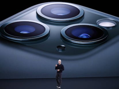 O presidente da Apple, Tim Cook, anuncia a câmera tripla do iPhone 11 Pro durante sua apresentação em Cupertino (Califórnia, EUA).