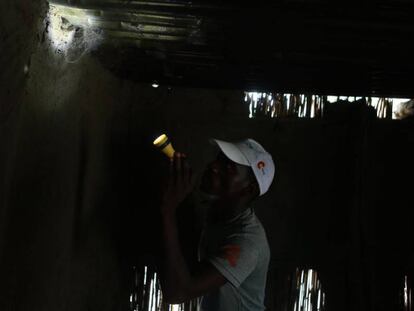 Un trabajador busca mosquitos en una vivienda de Magude (Mozambique).