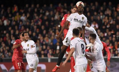 Kondogbia salta en el partido ante el Madrid.