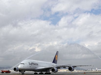 El avión más grande sobrevuela Barcelona