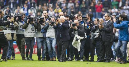 El exentrenador del Deportivo y el Real Madrid Arsenio Iglesias durante el homenaje que ha recibido en el descanso del partido.