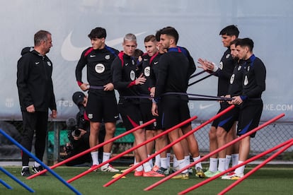 Hansi Flick, en el último entrenamiento del Barcelona antes del partido ante el Mallorca.