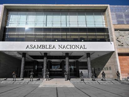 Unos policías hacen guardia afuera de la Asamblea Nacional de Ecuador en Quito, este 17 de mayo.