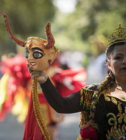 Detalle del vestuario de los bailarines bolivianos.