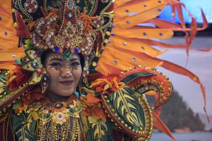Este colorido traje tradicional de la región de Jember, en Java oriental, se puede contemplar en el estand de Indonesia (pabellón 6). Recrea la diversidad de flora y fauna de este pueblo indonesio y ha sido elaborado con materiales reciclables. Estos vestidos suelen usarse en festivales tradicionales como el carnaval de Banyuwangi, en la isla de Java.