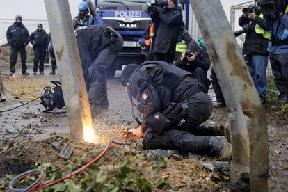 Agentes de la policía retiran una barricada con un soplete en Lüetzerath. 