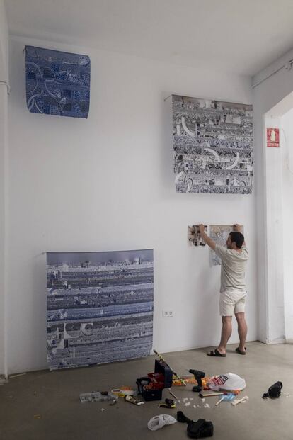 Diego, de Hiperestudio, coloca su obra en Casa Banchel días antes de la exposición.