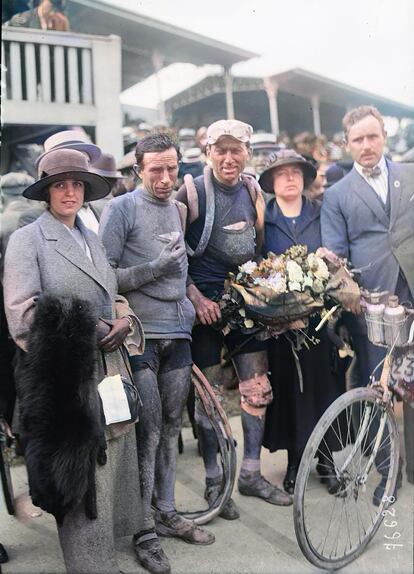 Héctor Heusghem con un ramo de flores, tras una etapa del Tour.