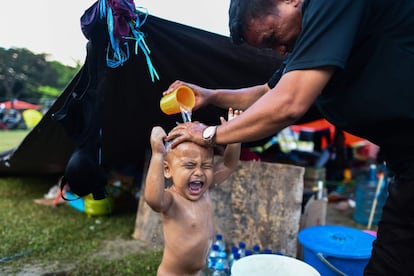 <p>El 35% de los habitantes de la región afectada son niños, muchos de ellos pobres. La desnutrición infantil está muy extendida y el 41% de los niños no crece al nivel deseado debido a las carencias alimentarias. El alto número de víctimas aumenta el riesgo de que muchos niños queden solos o separados de sus familias.</p> <p>Un niño en un campamento de Palu.</p>