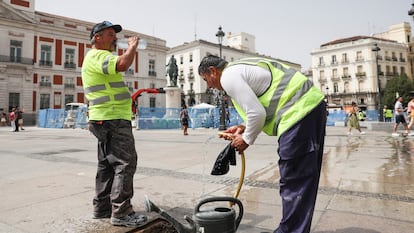 Trabajadores refrescándose en unas obras de reforma en la puerta del Sol de Madrid, el pasado mes de agosto.