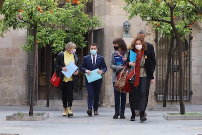 El vicepresidente de la Generalitat en funciones, Pere Aragonès, este martes, en el Pati dels Tarongers junto a los consejeras Alba Vergés, Teresa Jordà y Ester Capella.