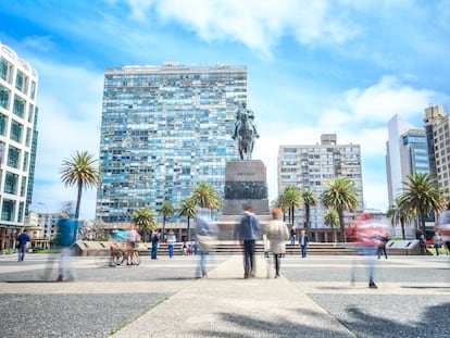 Personas pasean en la Plaza Independencia, en el centro de Montevideo.