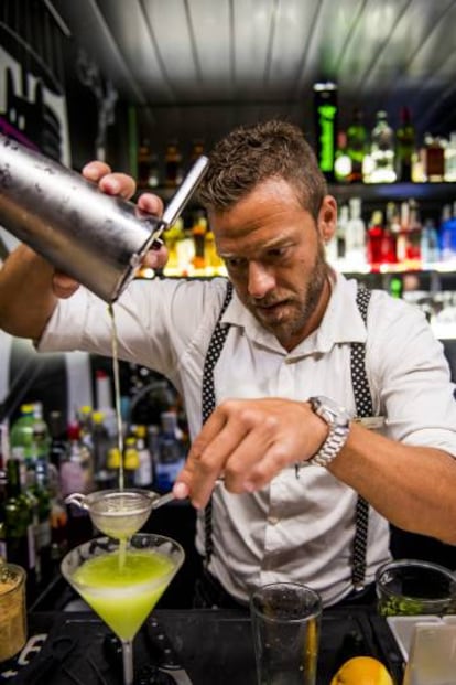 Bartender de la Terraza del hotel Barceló Raval (Barcelona).