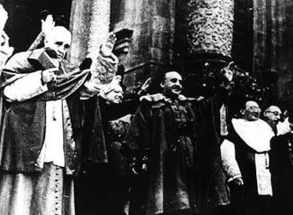 El cardenal Gomá (izquierda) junto a Franco en 1939. Varios obispos levantan la mano en saludo fascista.