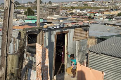 Barrio de Khayelitsha en la periferia de Ciudad del Cabo. Es el asentamiento marginal más grande de la ciudad. Viven 450.000 personas hacinadas en infraviviendas. Médicos sin Fronteras calcula que 6.000 personas sufren tubercolosis, de las cuales 200 padecen la variedad resistente a los medicamentos (MDR TB por sus siglas en inglés). De estas el 10% tienen la variante más agresiva de la bacteria (XDR-TB). El 75% de todos los infectados es portador del VIH.