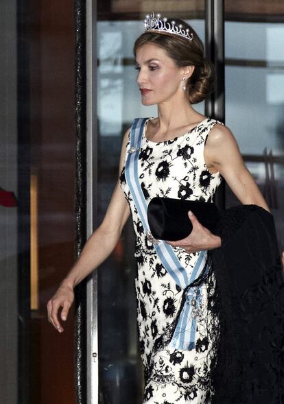 La reina Letizia ha aprovechado el acto para estrenar la tiara que le regaló su marido por su quinto aniversario de boda hace seis años. Realizada en oro blanco con pequeños roleos en media luna, la diadema “Princesa” lleva engastados cuatrocientos cincuenta diamantes talla brillante y cinco pares de perlas australianas, que van en disminución de tamaño, pero que se distinguen por su forma exacta y perfecta al haber sido elegidas entre 3.000 gemas.