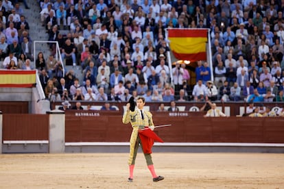 Daniel Luque brinda al público la muerte del sexto toro de la tarde.