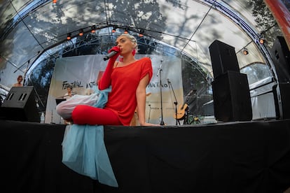 Juliana Linhares, vocalista del grupo brasileño Pietá durante su presentación en el Festival Internacional Cenvantino, en Guanajuato, México. El 25 de octubre 2024.