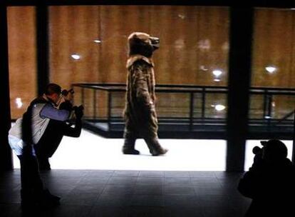 Captura de <i>Sleeper,</i> filmación de la <i>performance</i> de Mark Wallinger en la New Nationalgalerie de Berlín.