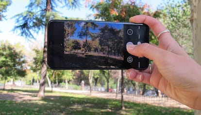 Una usuaria hace una fotografía con el Pixel 4 XL.