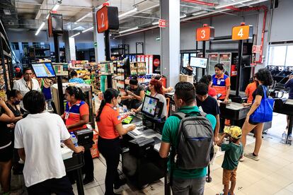 Personas adquieren productos tras la reapertura de una tienda de autoservicio en Acapulco, el pasado 6 de noviembre. 