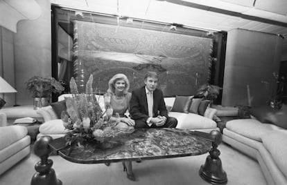 Trump y su primera esposa, Ivana, en 1988 en un yate de su propiedad en Nueva York.