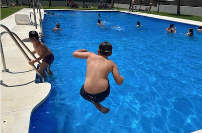 Un niño se lanza a una piscina en Mairena del Aljarafe, en Sevilla.