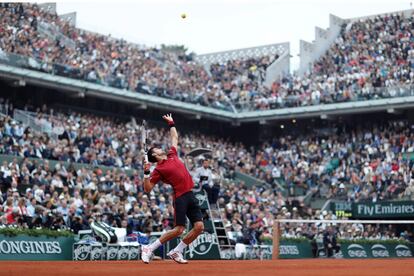 Saque del tenista serbio, Novak Djokovic, en Roland Garros. 