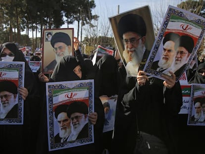 Un grupo de mujeres sostiene retratos del ayatolá Alí Jamenei y de su predecesor, Ruhollah Jomeini, en una protesta en la ciudad iraní de Qom.