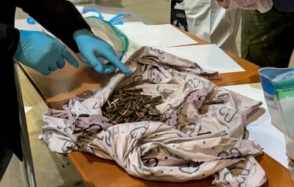 Investigadores rusos examinan la munición utilizada para el ataque dentro de la sala de conciertos Crocus, este sábado.