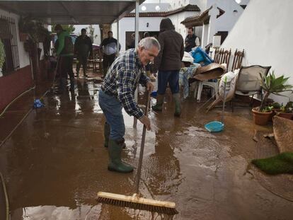 Vecinos de Conil limpian sus casas inundadas.