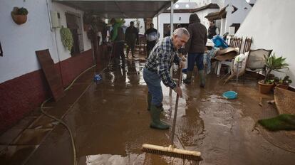 Vecinos de Conil limpian sus casas inundadas.