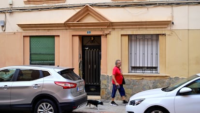 Vista general del domicilio de la calle Peñagolosa donde ha sido hallado el cuerpo de una mujer de 45 años, este martes.