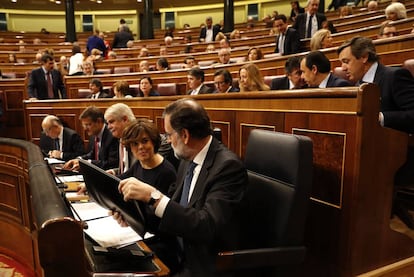 Congreso de los Diputados, sesi&oacute;n de control al Gobierno. Mariano Rajoy Presidente de Gobierno en su esca&ntilde;o con Soraya S&aacute;enz de Santamar&iacute;a. 
 